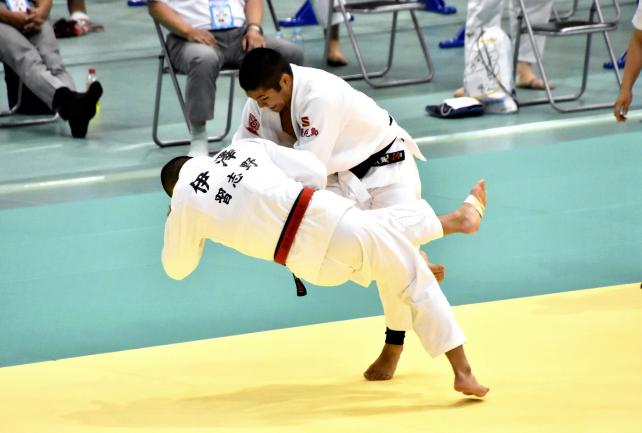 柔道男子８１キロ級を制した鹿児島情報・東郷選手（右）＝鈴木直人撮影