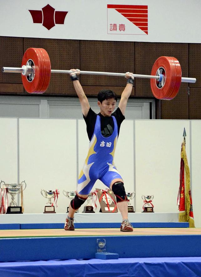 重量挙げ男子５５キロ級で優勝した梶原選手