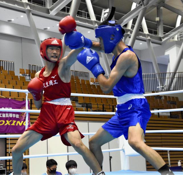 ボクシングバンタム級準々決勝で、果敢に攻める山森選手