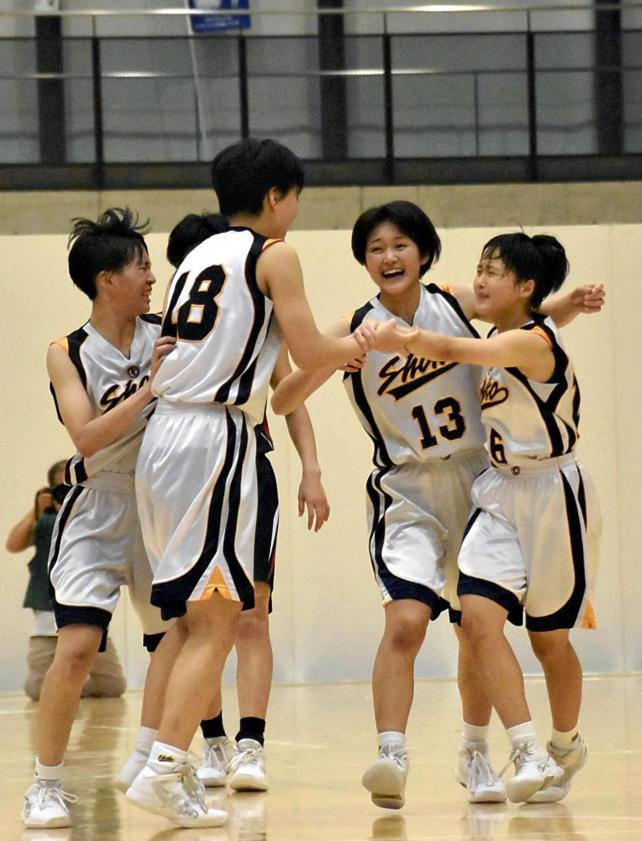 バスケットボール女子２回戦、逆転勝利を喜ぶ徳山商工の選手ら