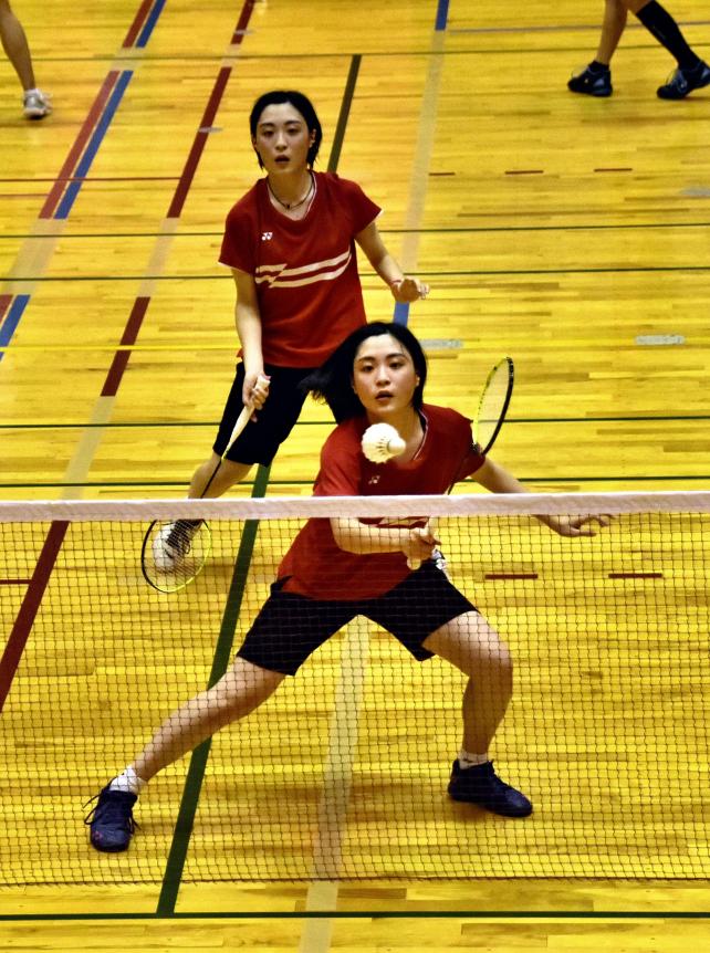 バドミントン女子ダブルスに出場した山形城北・斎藤梓（奥）・桜選手のペア