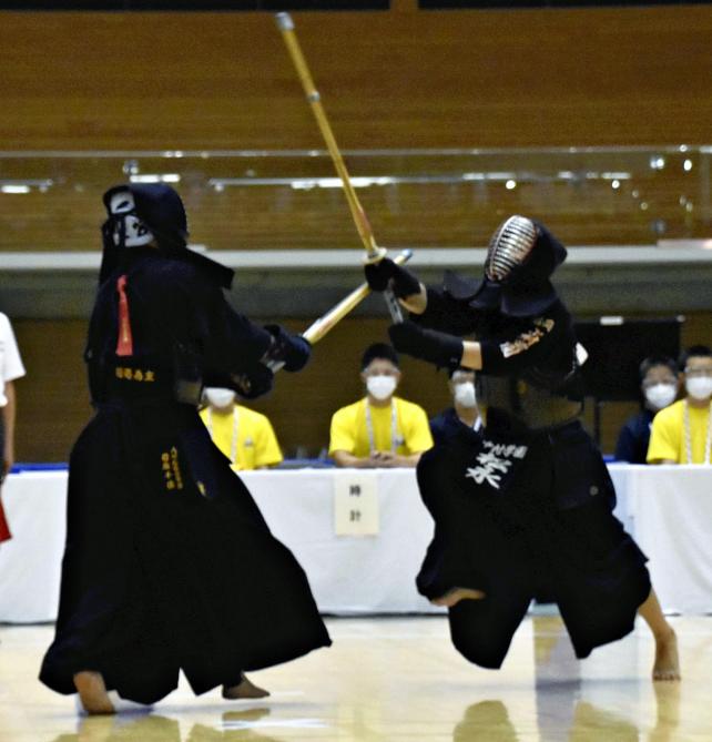 剣道女子団体決勝で攻め込む松永選手（右）