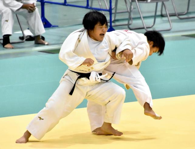 柔道女子団体決勝に臨む創志学園・椋木美希選手（左）