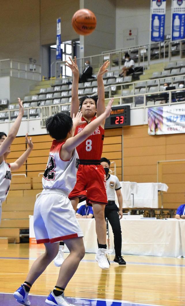 バスケットボール女子３回戦、シュートを放つ開志国際の選手
