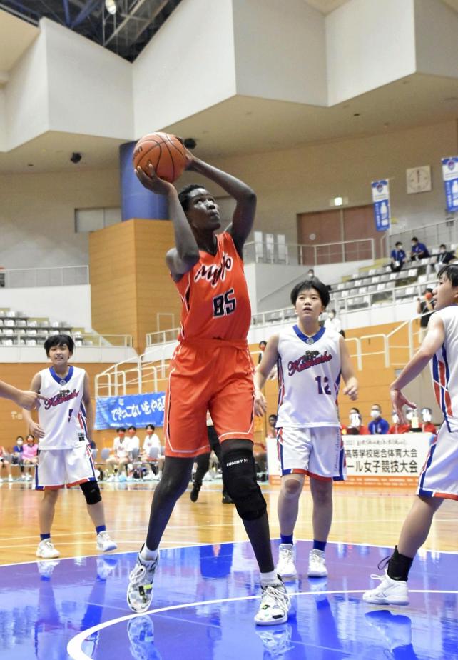 バスケットボール女子３回戦、ゴール下からシュートを放つ明星学園のアダム選手