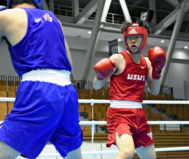 ボクシングウエルター級準決勝で果敢に攻め込む和田選手（右）