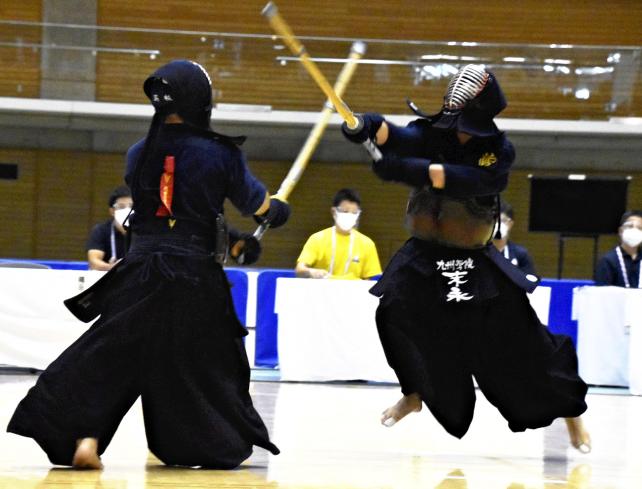  剣道男子団体戦決勝でメンを狙う末永選手