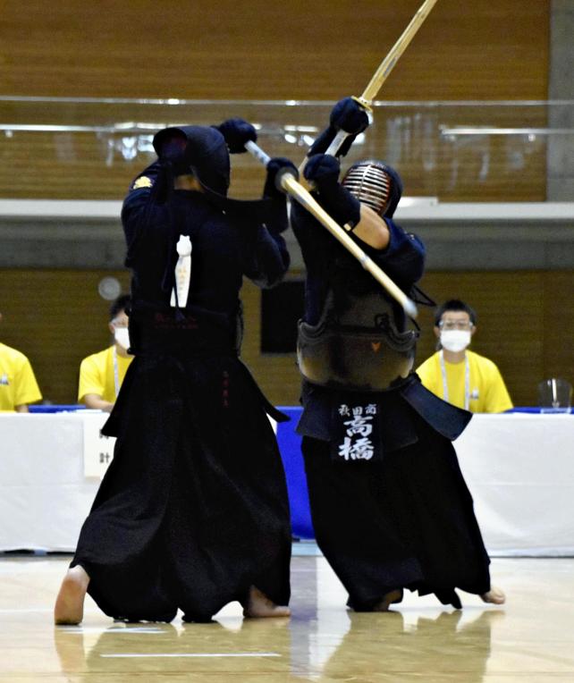 剣道男子団体戦決勝、積極的に攻撃を仕掛ける高橋京太郎選手（右）