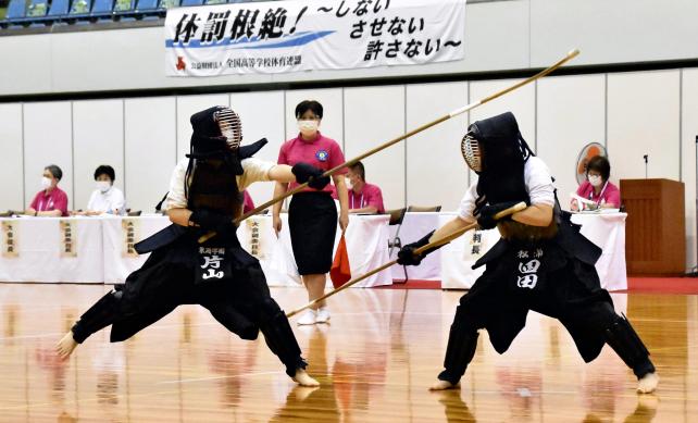  なぎなた個人で攻め込む松浦の四田選手（右）