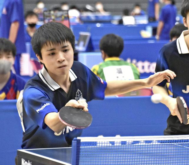 卓球男子団体２回戦に臨む城南・元木健太主将