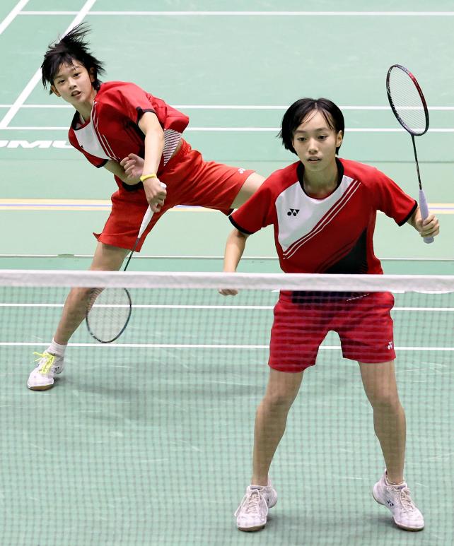  バドミントン女子ダブルスで優勝した柳井商工・明地陽菜（右）、田口真彩組