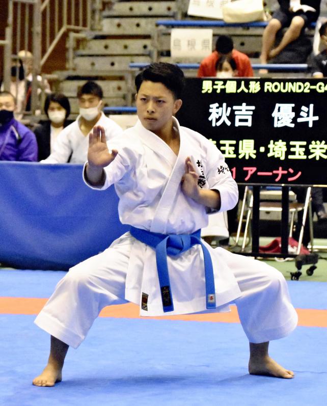 空手男子形個人・気迫あふれる演技をする埼玉栄の秋吉選手