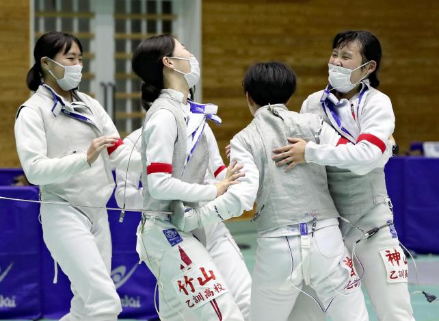 フェンシング女子団体で初優勝し、喜ぶ乙訓の選手たち=須藤菜々子撮影