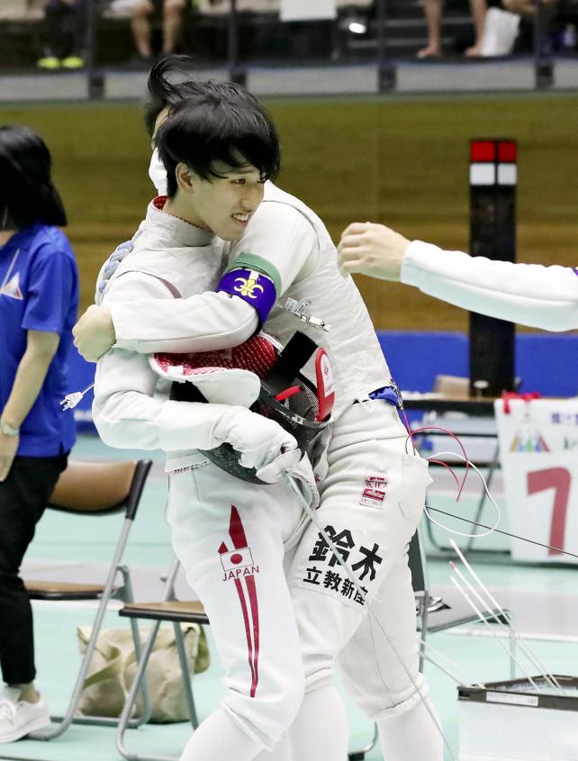 フェンシング男子団体で優勝を決め、チームメートと喜ぶ立教新座・増田光