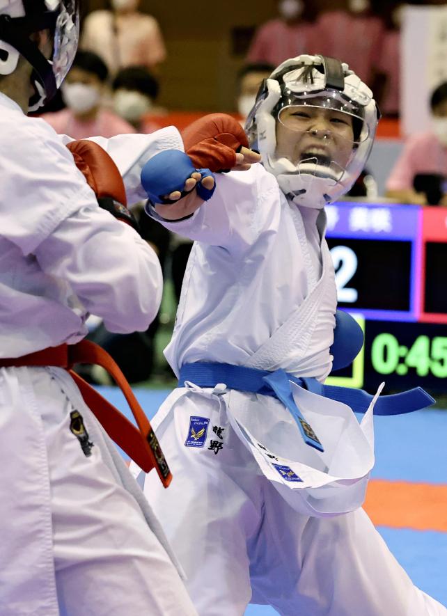 空手女子組手個人で優勝した高松中央・龍野美咲＝橘薫撮影