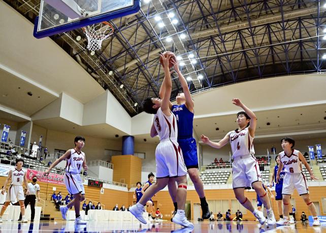 バスケットボール女子決勝、大阪薫英女学院－桜花学園　ゴール下でせめぎ合う選手たち