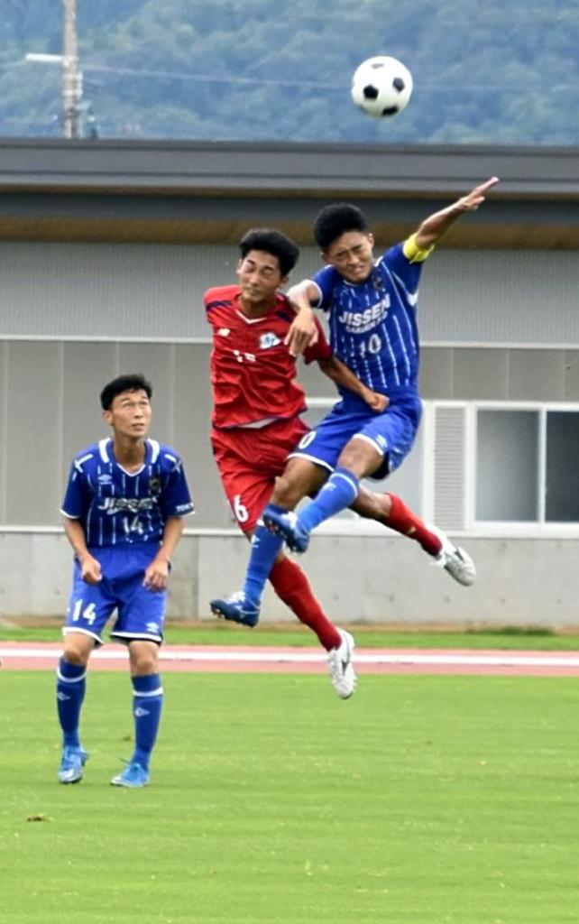 サッカー男子２回戦。激しく競り合う