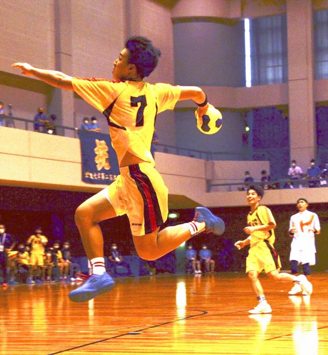 ハンドボール男子　１１点を決めた興南の伊礼颯雅