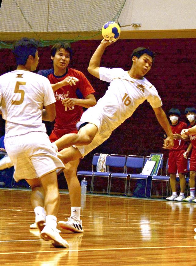 ハンドボール男子　後半、シュートを放つ徳山商工の竹下晴日