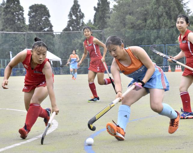 ホッケー女子、攻め込む八頭の選手（右手前）