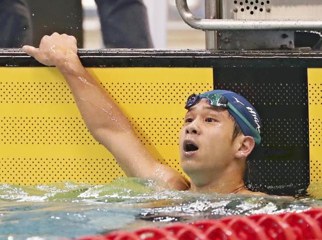 競泳男子１００メートル背泳ぎで優勝した東福岡・竹原秀一選手