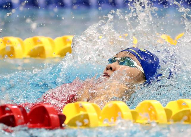 競泳女子１００メートル背泳ぎで優勝した山形商・長岡愛海選手