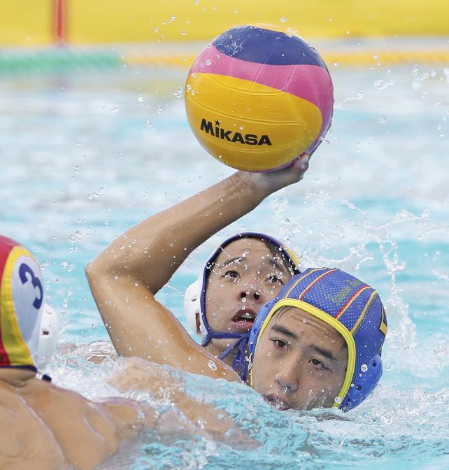 水球２回戦、シュートを決める金沢市工・佐賀慶選手