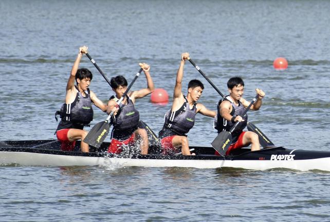 カヌー男子スプリント・カナディアンフォア（５００メートル）の準決勝で、息の合ったパドルさばきを見せる球磨工の４選手
