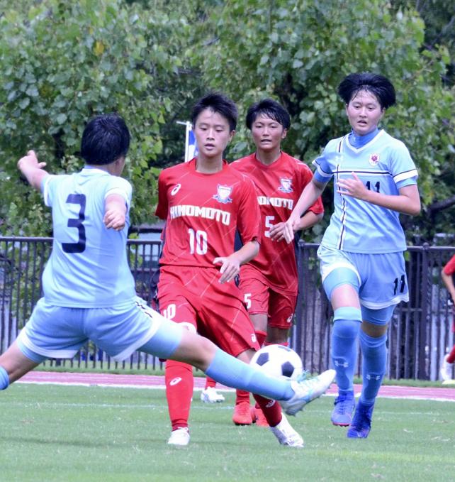 サッカー女子　前線からの激しい守備でチームを引っ張った日ノ本学園の内田光（左から２人目）