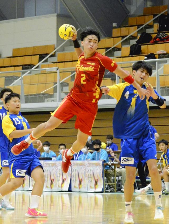 ハンドボール男子　シュートを放つ中部大春日丘の近藤主将