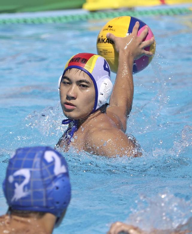 水球準々決勝、シュートを放つ鹿児島南の大迫瑠唯主将