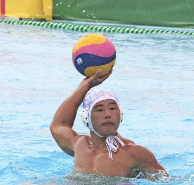 水球準決勝、ゴールを狙う四日市中央工・山田主将