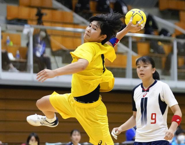 ハンドボール女子準々決勝、後半、シュートを放つ那覇西・上間望愛選手