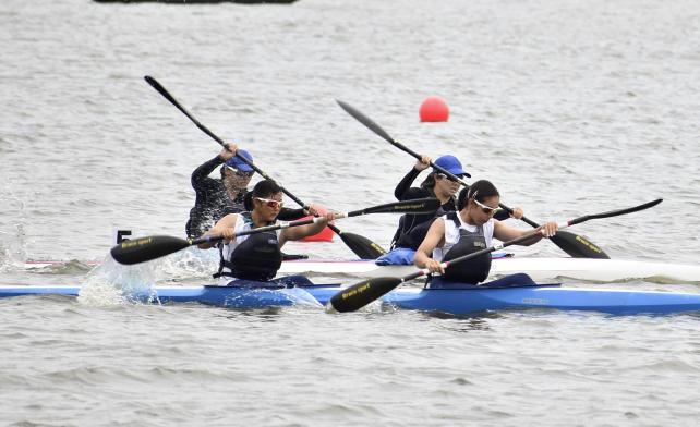 カヌー女子スプリント・カヤックペア（５００メートル）準決勝で息の合ったパドルさばきを見せる出雲農林の三島・橋本組