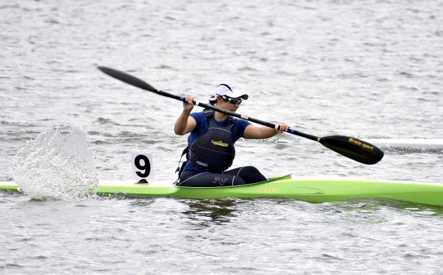 カヌー女子スプリント・カヤックシングル（５００メートル）準決勝で追い上げを見せる石巻商・藤村真帆選手