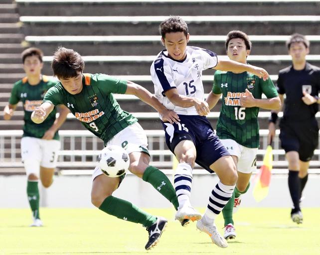 サッカー男子決勝、競り合う青森山田・名須川真光(手前左)と米子北・原佳太朗