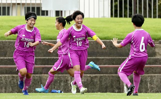 サッカー女子決勝、同点ゴールを決めて喜ぶ藤枝順心・窓岩日菜選手（中央）