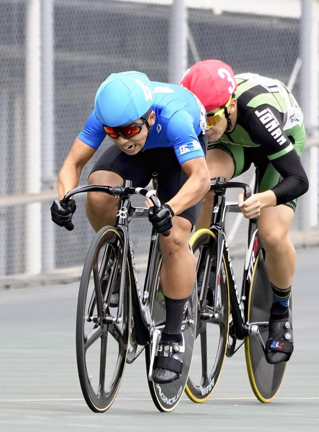 自転車男子ケイリンで優勝した崇徳・田村一暉(手前)