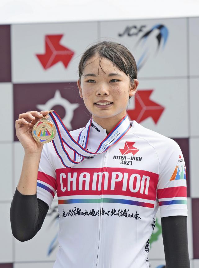 自転車女子2000メートル個人追い抜きで優勝し、表彰式でメダルを手にする松山学院・垣田真穂
