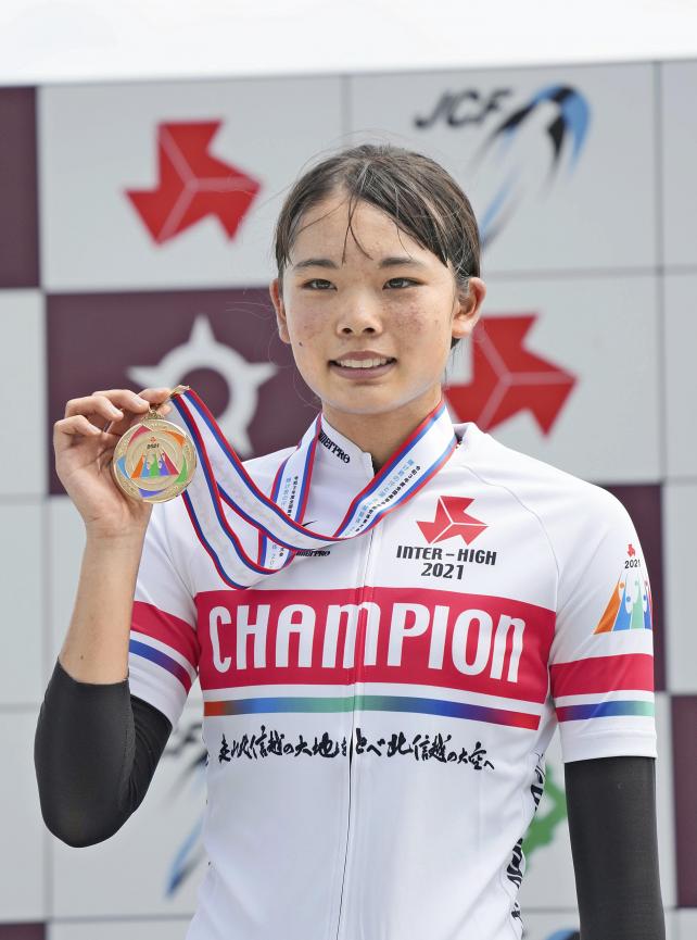  自転車女子２０００メートル個人追い抜きで優勝し、表彰式でメダルを手にする松山学院・垣田真穂