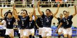 男子バレーで優勝を決め、喜びを爆発させる市尼崎の選手たち ©読売新聞社