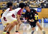ハンドボール女子 ドリブルでボールを運ぶ洛北の滝石涼伽(右) ©読売新聞社