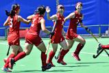 ホッケー女子 追加点が入り、ハイタッチする石動の選手 ©読売新聞社