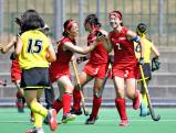 ホッケー女子準決勝、先制点を決め仲間と喜ぶ石動の西永空(右から2人目) ©読売新聞社