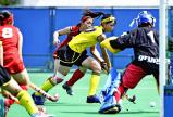 ホッケー女子準決勝、ゴール前に攻め込む丹生の佐々木杏(中央) ©読売新聞社