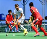 ホッケー男子準決勝、果敢に攻める天理の形部健彦主将(左) ©読売新聞社