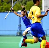 ホッケー男子準決勝、ゴールを決め喜ぶ丹生の玉坂光輝 ©読売新聞社