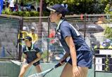 ソフトテニス女子個人、熱戦を繰り広げる(右から)三重高の石田、勝田ペア ©読売新聞社