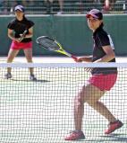 ソフトテニス女子個人、初戦で敗れた大社の山本未歩(左)と本田七海ペア ©読売新聞社
