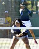ソフトテニス女子個人、3回戦を突破した高田商の木原那菜(奥)、恵菜ペア ©読売新聞社